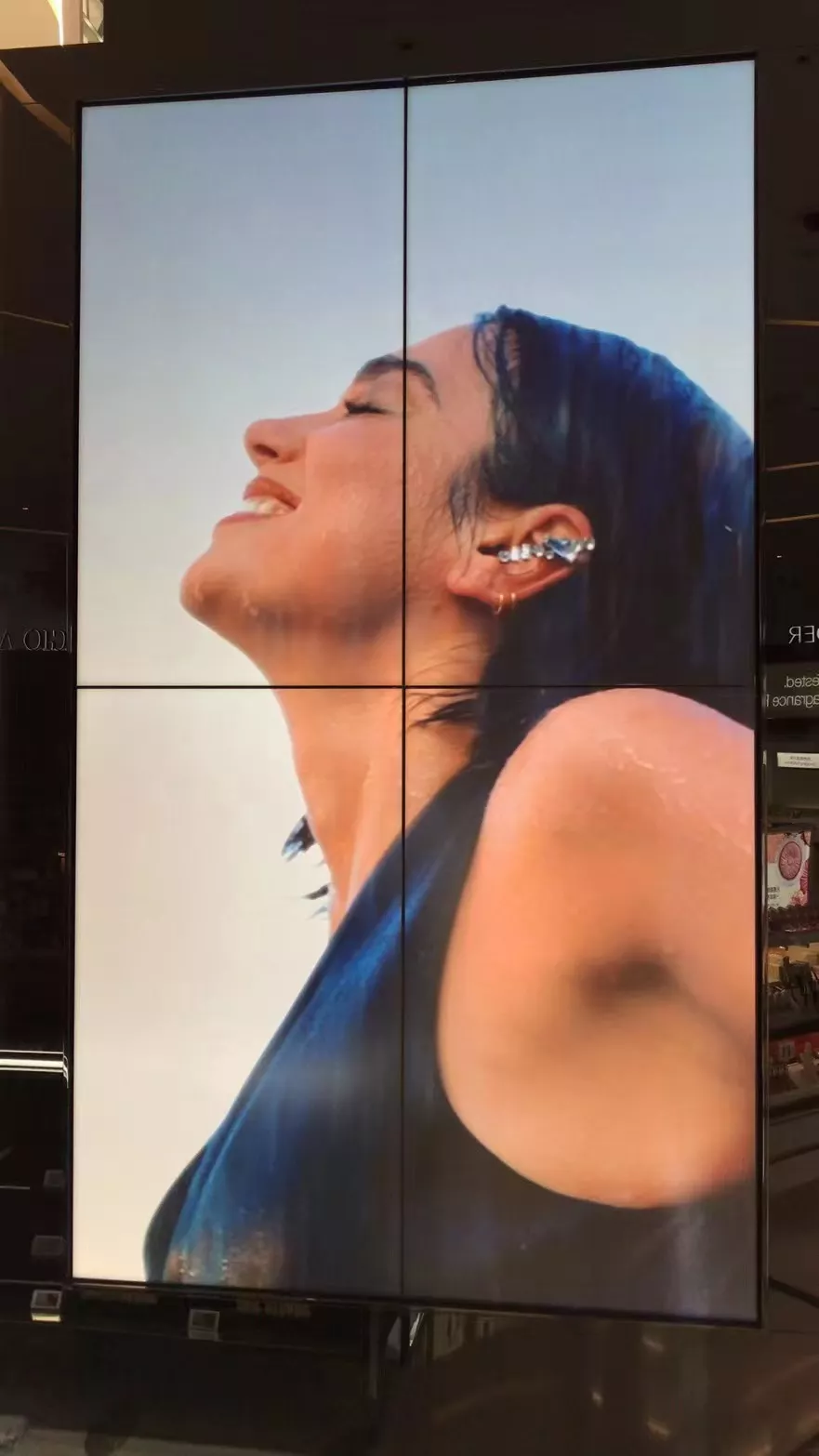 名店-2 x 2 TV wall